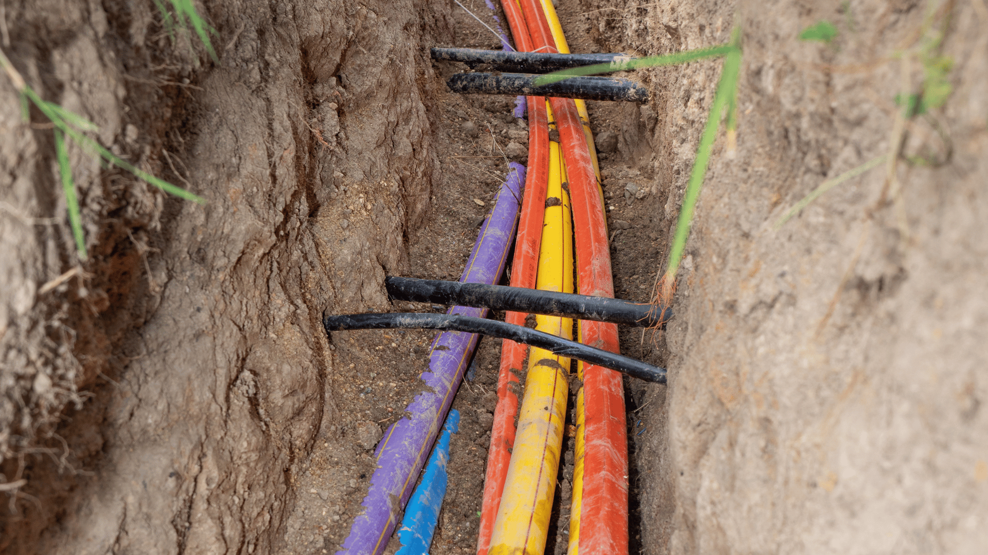 Câbles multicolores en fouille tranchée réseaux enterrés