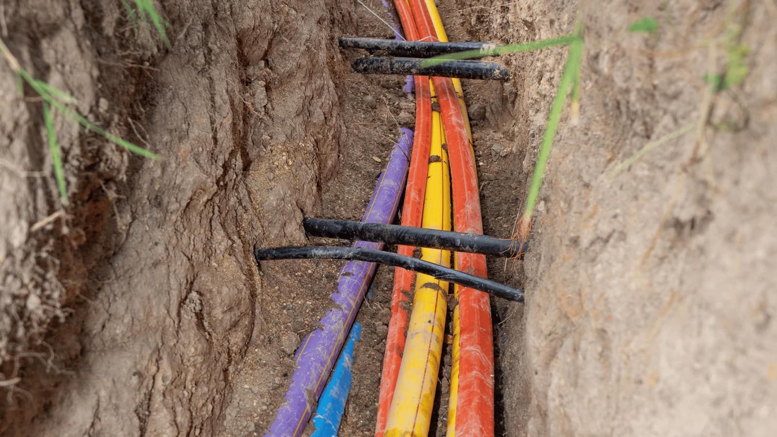 Câbles multicolores en fouille tranchée réseaux enterrés