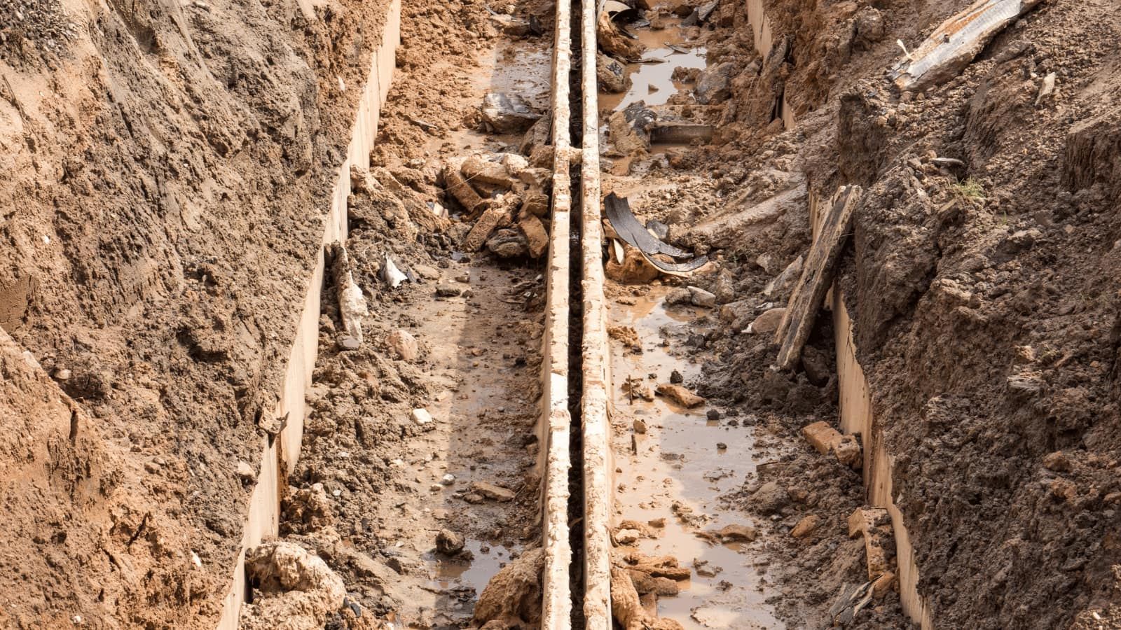 Tranchée de chantier réseaux enterrés DT-DICT